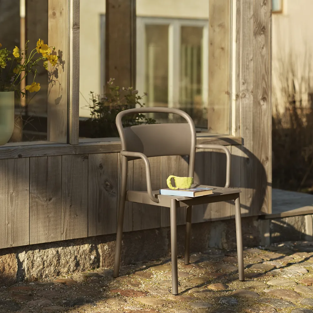 Linear Steel Tuoli käsinojilla Taupe