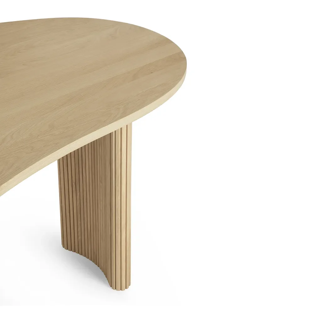 Kirjoituspöytä lakatusta tammesta Boomerang 200x100 cm