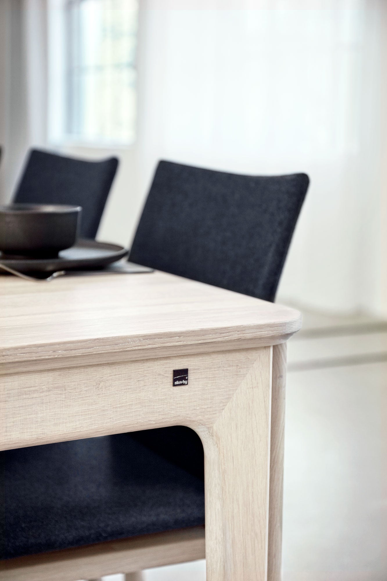 Sm27 Pöytä Saksanpähkinäöljy/Musta Nanolaminaatti