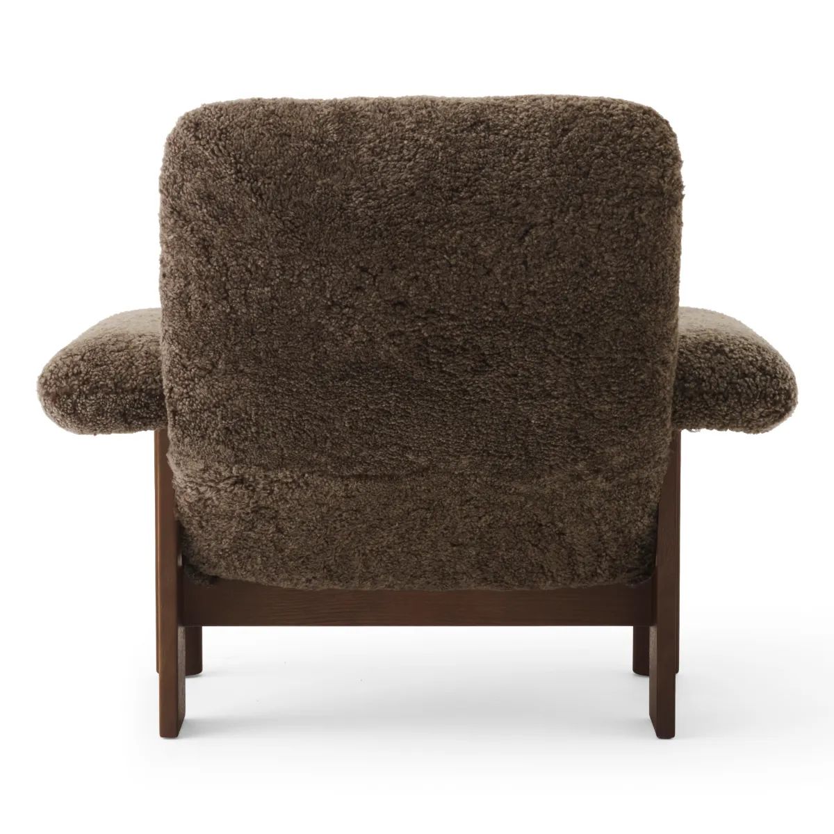 Brasilia lounge-tuoli täysverhoiltu korkea selkänoja nelijalkainen runko massiivi tummapeitsattu tammi Sheepskin Nevotex Root