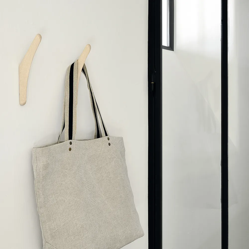 PI ripustinseinä lakattua vaahteraa