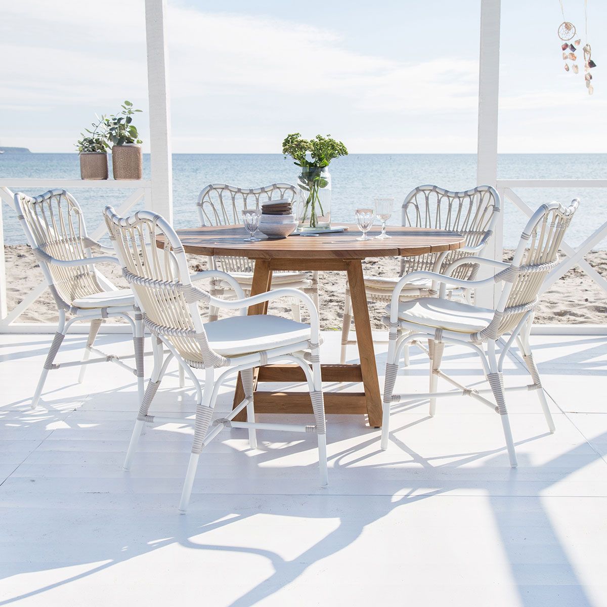 Margret-käsinojatuoli valkoisena / beige keinorottinkina